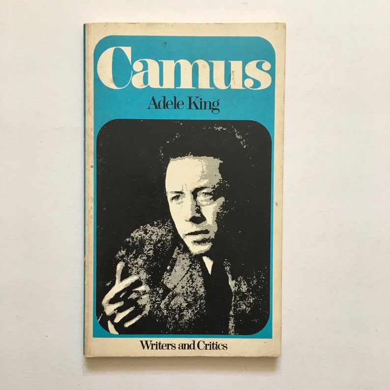 Może przedstawiać: Okładka książki w kolorze niebieskim i czarnym z tytułem "Camus" w dużych białych literach i autorem "Adele King" w mniejszych białych literach. Okładka zawiera r&oacute;wnież czarno-białe zdjęcie Alberta Camusa, francuskiego filozofa i pisarza, oraz słowa "Writers and Critics" na dole.