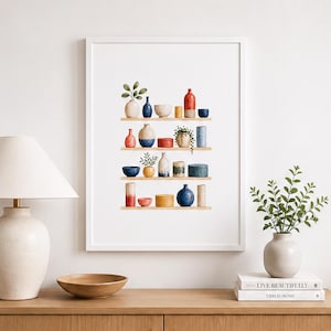Peut inclure: Une impression d'art encadrée représentant quatre étagères en bois horizontales avec une collection de poteries en céramique, incluant divers vases, bols et récipients à couvercle dans des tons bleu, rouge, jaune et crème, avec des plantes.