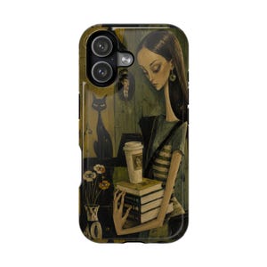 Pode incluir: Capa de telefone com uma ilustração artística de uma mulher segurando livros e uma xícara de café. A obra de arte inclui um gato preto, flores e um retrato. A paleta de cores é principalmente verde, marrom e bege.