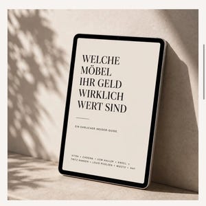 Könnte beinhalten: Ein Tablet mit einem beigen Bildschirm, auf dem in schwarzer Schrift steht: WELCHE MÖBEL IHR GELD WIRKLICH WERT SIND, EIN EHRLICHER INSIDER-GUIDE, sowie eine Liste von Möbelmarken wie Vitra, Cassina, USM Haller, Knoll, Fritz Hansen, Louis Poulsen, Muuto und Hay.