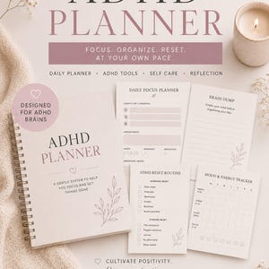 Può includere: Un'agenda ADHD con rilegatura a spirale e copertina rosa tenue con il testo ADHD PLANNER e una piccola illustrazione di una foglia. Include fogli sciolti per la pianificazione giornaliera, appunti, routine e monitoraggio dell'umore.