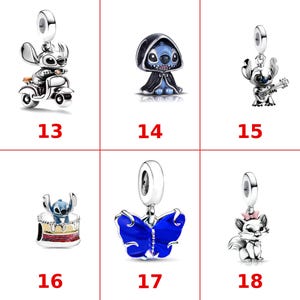 Op de afbeelding: Een verzameling van zes zilveren bedels genummerd 13 tot en met 18. Bedel 13 is Stitch op een scooter, 14 is Stitch in een zwarte mantel, 15 is Stitch met een gitaar, 16 is Stitch in een taart, 17 is een blauwe vlinder en 18 is een kat met een roze strik.