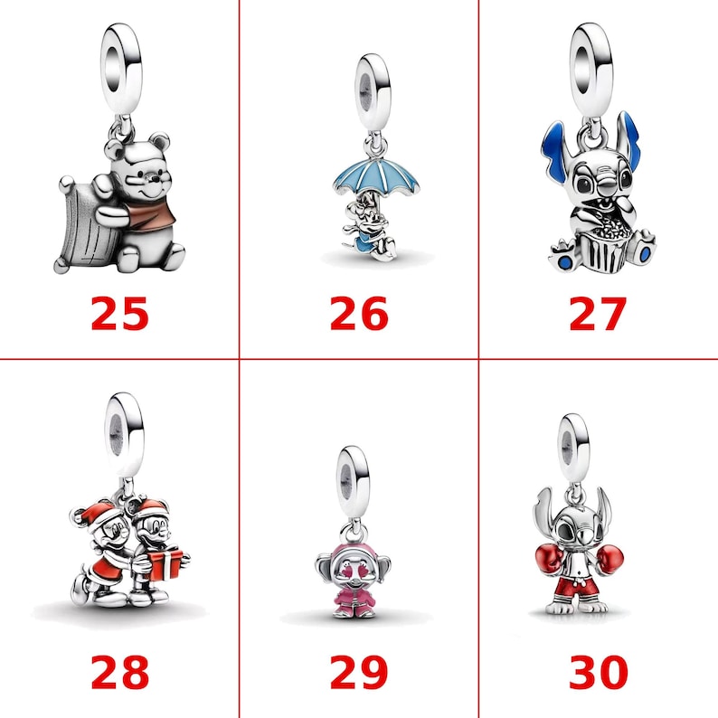 Op de afbeelding: Een verzameling van zes zilverkleurige metalen bedels met verschillende personages. De bedels bevatten Winnie de Poeh met een kussen, een personage onder een blauwe paraplu, Stitch die eet, twee personages met een cadeau, een roze personage en Stitch die bokst.