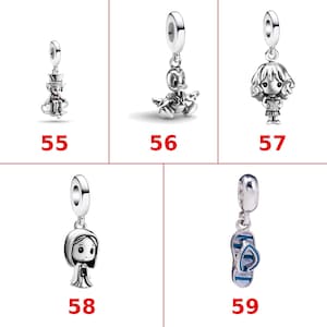 Op de afbeelding: Een verzameling van vijf zilverkleurige metalen bedels, genummerd van 55 tot en met 59. De bedels tonen een figuur met een hoge hoed, een eendfiguur, een meisje met golvend haar, een figuur met een kap en een blauw-wit gestreepte teenslipper.