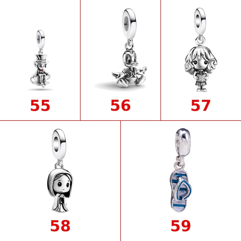 Op de afbeelding: Een verzameling van vijf zilverkleurige metalen bedels, genummerd van 55 tot en met 59. De bedels tonen een figuur met een hoge hoed, een eendfiguur, een meisje met golvend haar, een figuur met een kap en een blauw-wit gestreepte teenslipper.