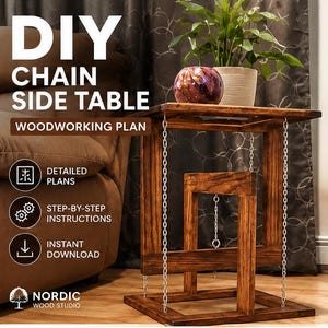 Pode incluir: Uma mesa lateral de madeira com tampo e base quadrados conectados por quatro correntes de metal prateado. A mesa tem um acabamento tingido em marrom escuro. O texto na imagem diz: DIY CHAIN SIDE TABLE, WOODWORKING PLAN, DETAILED PLANS, STEP-BY-STEP INSTRUCTIONS, INSTANT DOWNLOAD, NORDIC WOOD STUDIO.