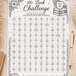 Può includere: Grafico stampabile 100 Book Challenge, formato US Letter (21,6 x 27,9 cm), per tenere traccia delle letture. Presenta elementi floreali, una tazza di caffè e la scritta "Books are my therapy". Include cuori da colorare.