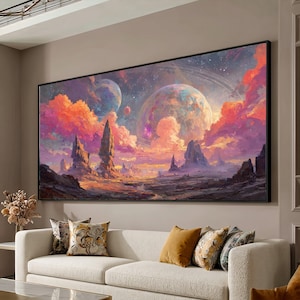 Puede incluir: Un gran cuadro rectangular de pared que muestra un paisaje cósmico vibrante con imponentes formaciones rocosas irregulares, nubes arremolinadas de color rosa y naranja, y dos grandes planetas celestiales sobre un fondo espacial estrellado.