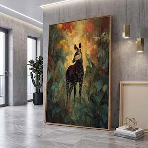 Pode incluir: Uma impressão de arte de parede retangular vertical apresentando um ocapi em pé em uma floresta densa e exuberante. O ocapi tem um corpo marrom escuro com pernas listradas de branco e um rosto claro. O fundo exibe folhagem verde vibrante com destaques amarelos e vermelhos.