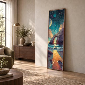 Peut inclure: Une grande œuvre d'art murale rectangulaire encadrée représentant un paysage surréaliste avec une arche rocheuse au-dessus d'un océan lumineux. La scène comprend un ciel nocturne vibrant avec plusieurs lunes, des nuages et un chemin doré.