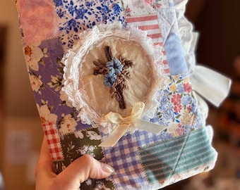 Handgemachte Patchwork Quilted Bibelhülle mit gesticktem Kreuz und Spitzenbesatz