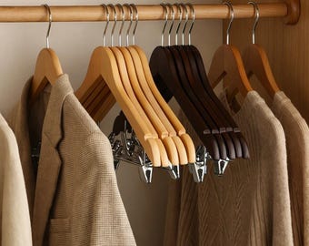 Perchas de madera maciza de primera calidad con pinzas / Perchas de madera para trajes, vestidos y pantalones / Ranuras antideslizantes para los hombros / Juego de 5 piezas esenciales para el armario