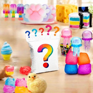 Op de afbeelding: Een verzameling van diverse squishy speeltjes waaronder kleurrijke ijslollyvormen, pootafdrukken, een geel kaasblok, een stuk taart, een blauw softijsje, kwallenfiguren en een geel kuikentje, rondom een witte verrassingstas.