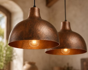Set van 2 hanglampen van gehamerd koper, rustieke keukenverlichting voor boven het kookeiland.