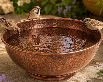 Koperen vogelbadkom, waterornament voor in de tuin, rustieke decoratie voor de achtertuin met gehamerd oppervlak.