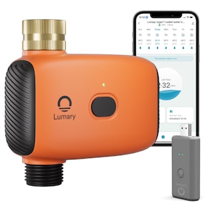 Puede incluir: Un temporizador de agua inteligente de color naranja con un conector superior color latón, una salida inferior roscada negra y un agarre lateral negro. El dispositivo presenta el logotipo de Lumary, un botón negro y una luz indicadora verde.