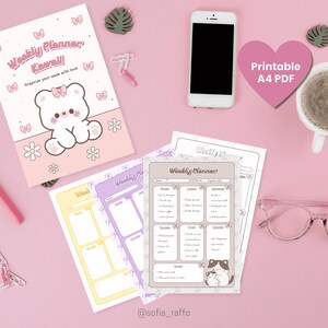 Puede incluir: Un conjunto de páginas de planificador semanal imprimibles con un oso blanco con un lazo rosa, detalles florales y el texto Weekly Planner Kawaii. Las páginas incluyen diseños en amarillo, morado y marrón con secciones diarias.