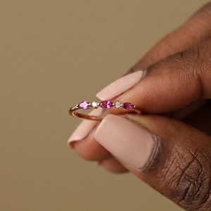 Bague d'anniversaire personnalisée avec pierres précieuses, feuille d'olivier et bijoux circulaires en pierre d'anniversaire, un cadeau pour elle, cadeau d'anniversaire, cadeau de remise des diplômes