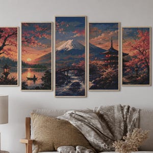 Op de afbeelding: Een vijfdelige wandkunstset met een landschap van de berg Fuji, een pagode, een brug en kersenbloesembomen in roze, oranje en blauwe tinten. De scène toont een zonsondergang boven een meer met een kleine boot en een stenen lantaarn.