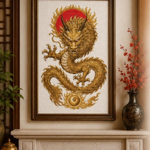 Puede incluir: Un bordado en punto de cruz enmarcado que presenta un dragón dorado detallado con una expresión feroz, posicionado frente a un sol circular rojo sólido. El dragón se muestra con escamas, garras y una cola en espiral sobre un orbe dorado brillante.
