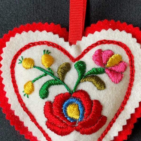 ¡Aprende bordado húngaro! Kit de costura DIY: Corazón de fieltro Matyo, adorno navideño o de San Valentín. Fieltro de lana, hilo de rayón procedente de Hungría.