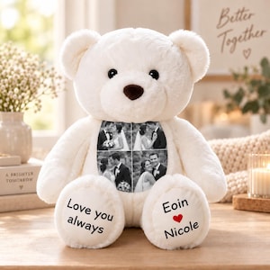 Könnte beinhalten: Ein weißer Plüschteddybär mit einem zentralen Feld, das vier schwarz-weiße Hochzeitsfotos zeigt. Auf der linken Fußsohle steht der Text Love you always, während auf der rechten Fußsohle die Namen Eoin und Nicole mit einem roten Herz abgebildet sind.