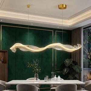 Der lineare LED-Küchen- und Esszimmerleuchter, von der Postmoderne inspirierter Wellenleuchter, Art-Deco-Beleuchtung für Haus