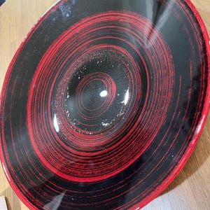 Bol de vidrio pintado al reverso de gran tamaño, centro de mesa de vidrio artístico con remolinos en rojo rubí y negro.