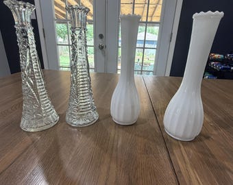 Conjunto de 4 vasos de flores vintage de meados do século XX - Vidro prensado transparente e vidro leitoso branco - Anchor Hocking & CLG Co - Em perfeito estado