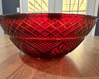 Vintage Cristal D'Arques Antike rubinrote Glas Servierschüssel 10 "| Mid Century moderne französische gepresste Glassalatschüssel Herzstück
