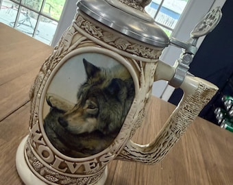 1997 Avon Tribut an den nordamerikanischen Wolf Bierkrug | Vintage Keramik Wildlife Bierkrug mit Zinndeckel, handgefertigt von Ceramarte Brasilien