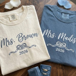 Maglietta personalizzata con ricamo "Mrs. Bride", regalo per la sposa, maglietta da matrimonio, regalo di fidanzamento, maglietta per addio al nubilato, regalo per lei, maglietta da sposa con fiocco civettuolo