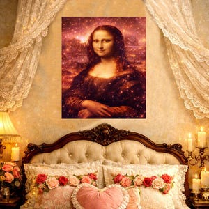 Puede incluir: Una impresión de arte mural rectangular que presenta el retrato de la Mona Lisa superpuesto con una vibrante y brillante nebulosa de polvo estelar rosa, naranja y morado. La figura está centrada, viste una prenda oscura y tiene un fondo cósmico.