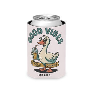 Könnte beinhalten: Ein weiß-türkisfarbener Getränkekühler mit einer Cartoon-Ente, die eine Sonnenbrille trägt und ein Getränk hält. Der Text "GOOD VIBES" steht über der Ente, mit "COLD DRINKS" und "EST 2026" darunter.