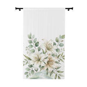 Peut inclure: Un rideau blanc suspendu à une tringle noire, orné d'une illustration à l'aquarelle de lys couleur crème et de feuilles d'eucalyptus vertes sur le bas. Le motif floral présente des ombres douces et des tiges délicates avec des petits bourgeons.