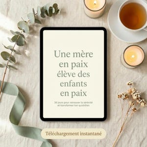 May include: A digital tablet displaying the French text 'Une mère en paix élève des enfants en paix' followed by '30 jours pour retrouver la sérénité et transformer ton quotidien' and 'Téléchargement instantané' in a light cream background.