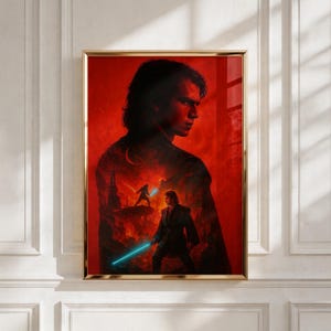 Op de afbeelding: Een ingelijste verticale wandkunstprint met een groot silhouet van een persoon met donker haar tegen een levendige rode achtergrond. Binnen het silhouet staat een kleiner figuur op een rotsachtig landschap met een gloeiend blauw lichtzwaard.