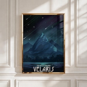 Könnte beinhalten: Ein vertikaler, rechteckiger Wandkunstdruck in einem goldenen Rahmen, der einen dunkelblauen Nachthimmel mit einem Gebirge, der Silhouette einer Stadt und Sternschnuppen zeigt. Der Text THE CITY OF STARLIGHT VELARIS steht in weißen Buchstaben unten.
