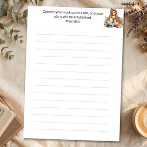 Könnte beinhalten: Ein weißes liniertes Briefpapier mit dem Text Commit your work to the Lord, and your plans will be established Prov 16:3 oben, begleitet von einer kleinen Illustration einer Person, die mit einem Hund in der oberen rechten Ecke sitzt.