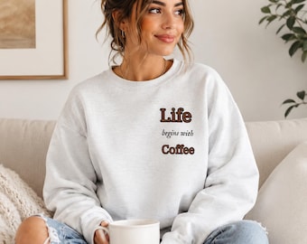 Moletom "A Vida Começa com Café" | Moletom aconchegante para amantes de café | Moletom com estampa de cafeteria | Presente para viciados em café | Blusa de moletom para outono/inverno