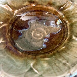 Seegrasgrüne Keramikschale mit weißen Schaumkronen, Servierschale im Küstenstil, handgefertigte Keramik, Shoreline-Kollektion