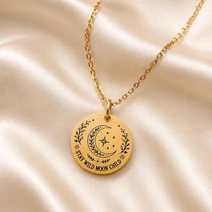 Collar con código QR personalizado y colgante celestial grabado "Stay Wild Moon Child" / Calendario lunar diario