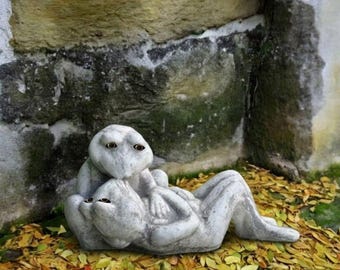 Concrete Kissing Frogs Statue Garden Decor Stone Pond Sculpture Outdoor Cement Ornament Toad Figurine Anniversary Couple Gift Lawn Yard Art