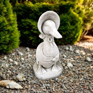 Betong Jemima Puddle Duck-staty i sten, trädgårdsprydnad i cement, Beatrix Potter-anka, fågel med motorhuv, trädgårdskonst, uteplatsdekor