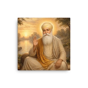 Könnte beinhalten: Ein Porträt einer bärtigen Gestalt, die einen hellen Turban und ein Gewand mit einem goldgelben Schal über einer Schulter trägt. Die Gestalt sitzt in meditativer Haltung mit erhobener Hand vor einer Kulisse mit einem Fluss bei Sonnenuntergang.