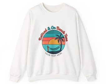 Bluza z nadrukiem „Retired & On Beach Time” | Emerytura, Podróże, Spersonalizowana opcja roku