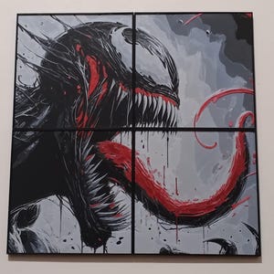 Op de afbeelding: Een vierdelige wandkunstset met een gestileerde illustratie van het personage Venom. Het kunstwerk toont een zwart-wit wezen met scherpe witte tanden en een lange, druipende rode tong tegen een grijze en zwarte achtergrond.