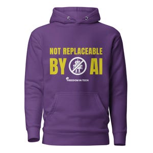 Puede incluir: Una sudadera con capucha de color morado que presenta el texto amarillo NOT REPLACEABLE BY AI, un icono blanco de un robot dentro de un círculo con una línea diagonal y el texto blanco FREEDOM IN TECH debajo.