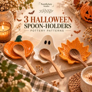 Op de afbeelding: Drie keramische lepelhouders met Halloween-ontwerpen: een oranje pompoen, een witte geest met zwarte ogen en een oranje esdoornblad. Elke houder bevat een houten lepel. De tekst 3 HALLOWEEN SPOON-HOLDERS POTTERY PATTERNS is zichtbaar.