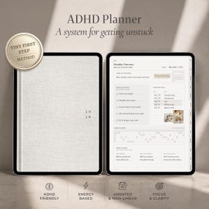 Op de afbeelding: Een digitale ADHD-planner weergegeven op twee tablets. De linker tablet toont een lichtgrijze kaft met het jaartal 2026. De rechter tablet toont een maandoverzichtspagina met secties voor prioriteiten, notities, energiepatronen en evaluaties.